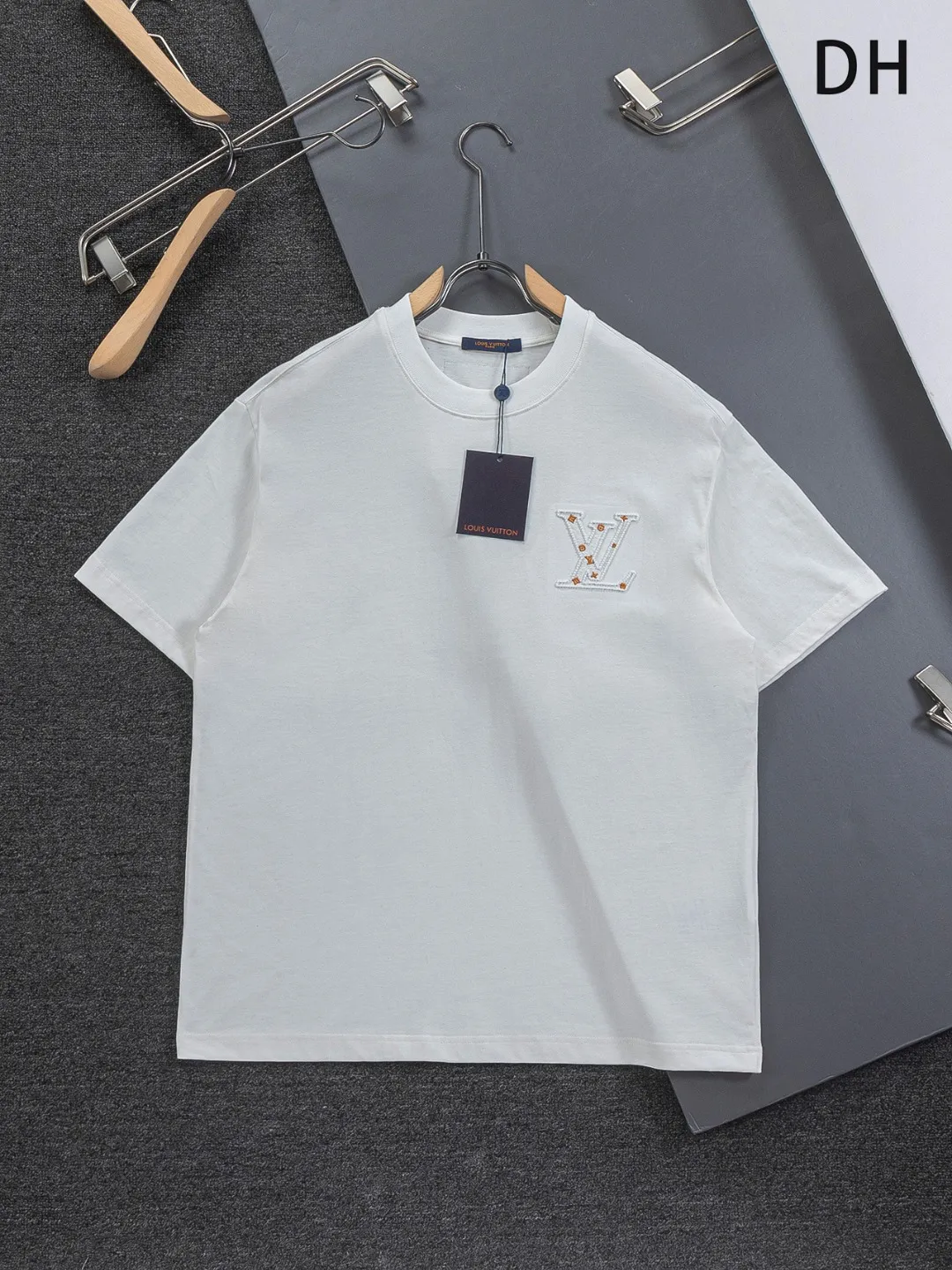 🅿️190 Louis Vuitton 1V LV micro-wide version S-XL LV 26ss New product counters are on the shelves at the same time Multiple craftsmanship Three-dimensional hollow gold dot letters embroidery on the chest🪡logo Large logo embroidery on the back hollow gold dot letters🪡logo Short-sleeved T-shirt Round neck short-sleeved T-shirt, the same style for men and women! Consigned to one-to-one creation. Synchronized with the official website, pure cotton fabrics at the counter! It is close to the skin and comfortable, durable and easy to wear. It has a classic and simple logo design and meticulous original craftsmanship. Short-sleeves, a must-have item for men, do not appear to be the same for the general public, but must be unique and eye-catching. This LV short-sleeve is all about quality, comfort, the same shape and fashion as always, including fabrics and cutting techniques. All of them have been made with great effort! 320 grams of washed pure cotton fabric, pure cotton is breathable, very refreshing and comfortable for daily wear. The rib knitting on the neckline is smooth and tight, and the neckline will not be skewed if you toss it at will. The loose version, you will find that it looks really good on the upper body. The overall is minimalist and neat, super versatile for daily use! Pair it casually with a pair of pants for a youthful look. A T-shirt will make your outfit crazy. It is a fashionable item that can never go wrong! Color: Black White Pink Size: S-XL Size chart: S: Shoulder width 50-Bust 56-Length 70 M: Shoulder width 52-Bust 57-Length 72 L: Shoulder width 54-Bust 59-Length 74 XL: Shoulder width 56-Bust 62-Length 76